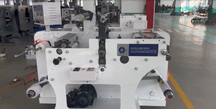 स्टिकर लेबल के लिए स्वचालित रोल टू रोल रोटरी डाई कटिंग मशीन